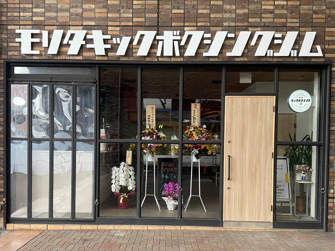 白基調のカフェみたいな外観です