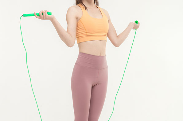 縄跳びでアップをする女性