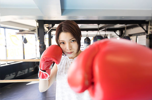 ボクササイズをする女性