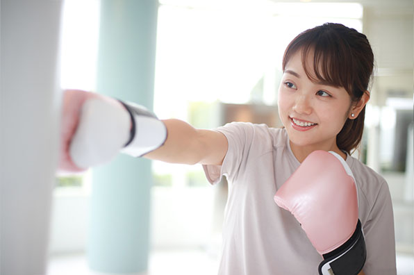 サンドバックを叩いて、日頃のストレス解消に!