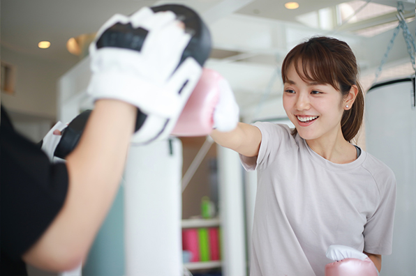 リズムに合わせてトレーナーとボクササイズ体験