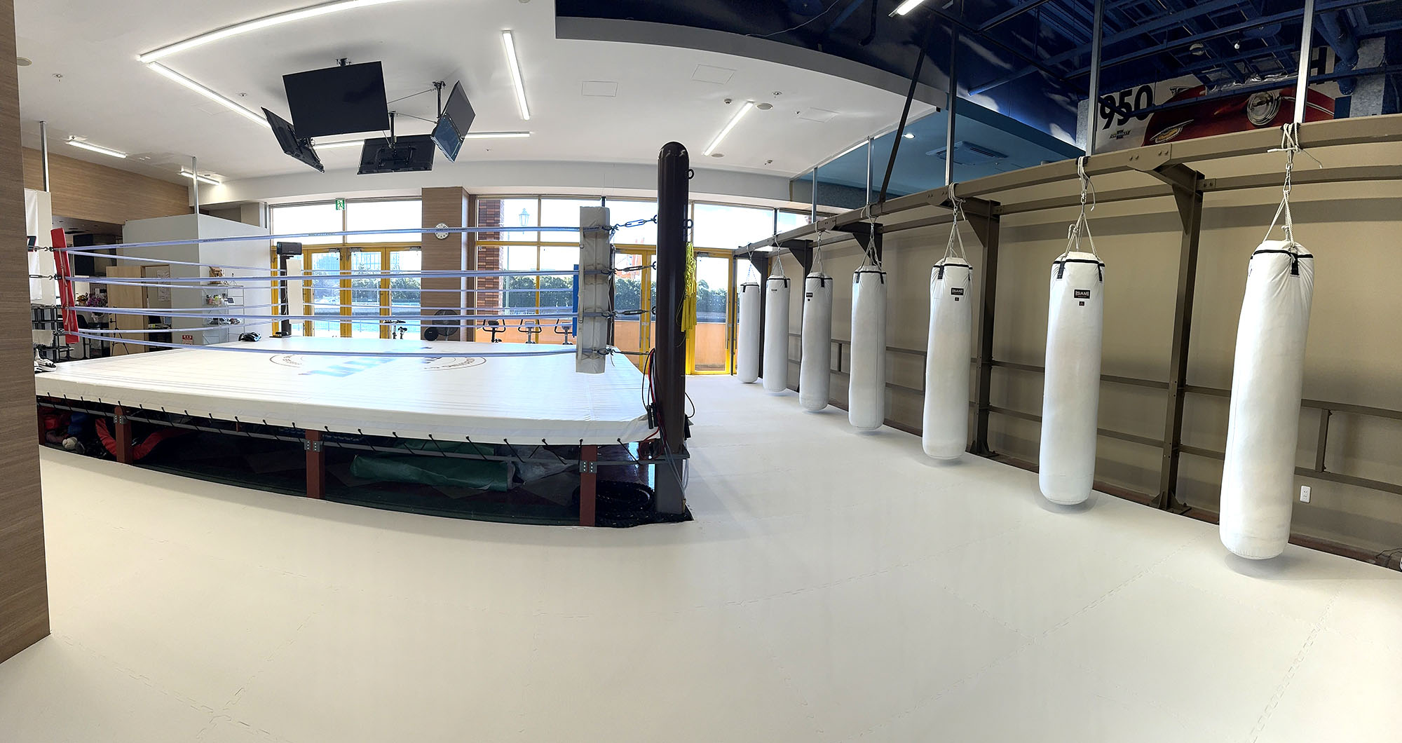 広い室内・高い天井