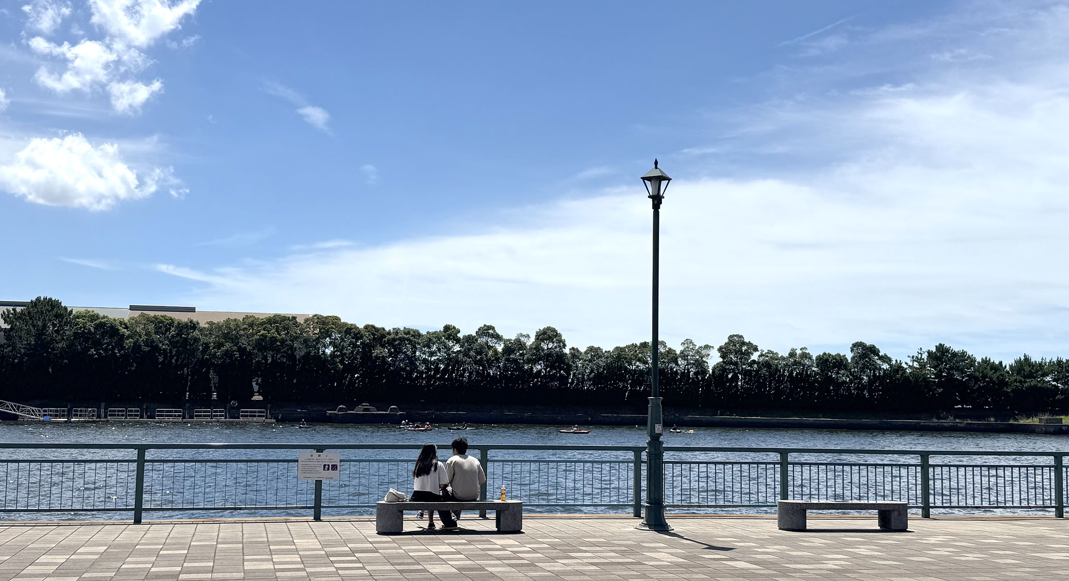 窓からの海辺の景色